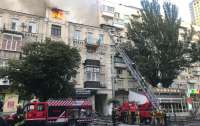 В Киеве горел дом, спасатели спасли двух человек