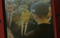 Неизвестный попал яйцом в голову кандидату в президенты Франции Макрону (видео)