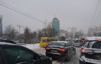 Снежный коллапс в Киеве: маршрутки вязнут в снегу, машины глохнут