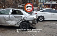 Серьезное ДТП в Киеве: среди пострадавших - иностранец (видео)