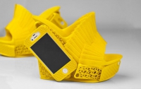 Женские туфли оснастили кармашком для iPhone (ФОТО)