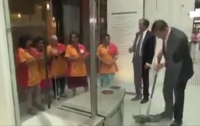Уборщицы восхитились голландским премьером, убравшим следы пролитого кофе (видео)