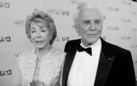 Умерла 102-летняя вдова Кирка Дугласа