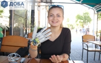 Украинская студентка создала перчатку, которая озвучивает язык жестов