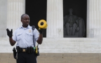 Гражданин Киргизии нацарапал свое имя на мемориале Линкольну в Вашингтоне