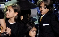 Дети Майкла Джексона впервые пришли на занятия в школу