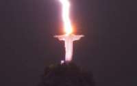 В Рио-де-Жанейро молния попала в статую Христа Спасителя (фото)