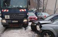 В Киеве мусоровоз протаранил 9 автомобилей