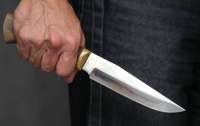 Неадекватный пенсионер напал на девушку с ножом