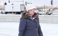 Репортеру попали снежком в лицо в прямом эфире (видео)