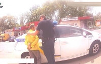 Полицейские задержали мужчину, который бросал топор в машины