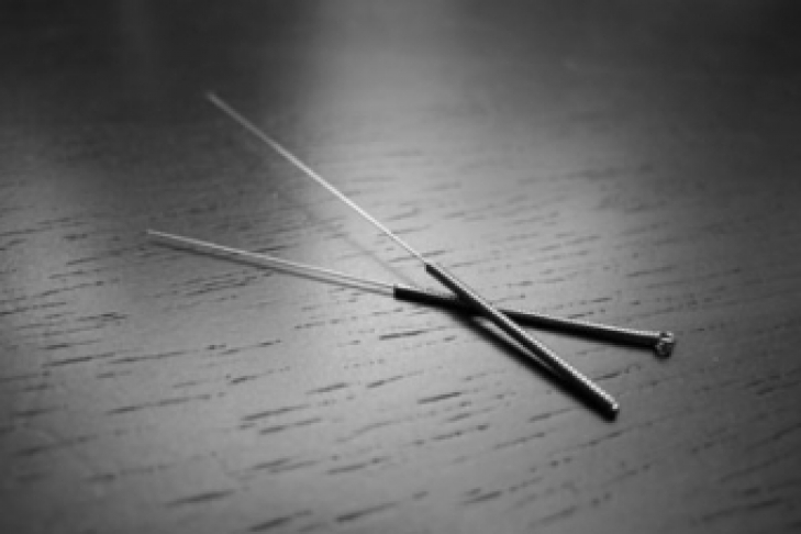 Пуговица нитка иголка. Сломать иголку примета. Подклад с иглами. Снятие негатива картинки. Швейная игла.