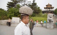 Китаец четыре года ходит с камнем на голове, чтобы похудеть