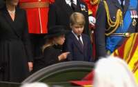 Принцесса Шарлотта помогла брату соблюсти королевский протокол на похоронах Елизаветы II