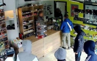 Продавец уговорил бандитов ограбить его позже (видео)