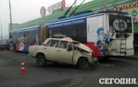 ДТП в Киеве: ВАЗ врезался в троллейбус