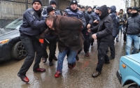 Под российским консульством хулиганская выходка разозлила полицейских
