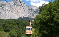 В Крыму спасатели сняли туристов, застрявших на канатной дороге