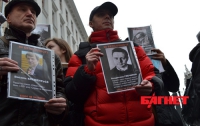 Украинские журналисты «познакомили» Януковича со своими погибшими коллегами (ФОТО)