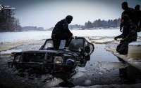 На Київському морі автомобіль з водієм провалився під лід