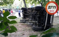 В Киеве женщина устроила ДТП, перевернув свой элитный внедорожник. Фото, видео