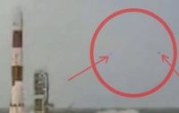 Возникшие из ниоткуда НЛО наблюдали за запуском ракеты (ВИДЕО)