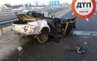 Смертельное ДТП на трассе Киев-Харьков: ВАЗ влетел в грузовик, погиб ребенок