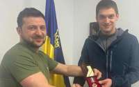 Зеленский вручил мэру Мелитополя орден 
