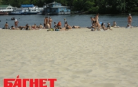 Киевлян, отдохнувших на пляже, «поедают» бактерии и грибки
