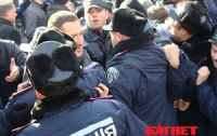 Милиционеры в Крыму разогнали журналистов водой из пожарного брандспойта