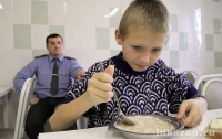 Запорожская милиция помогает семье и школе