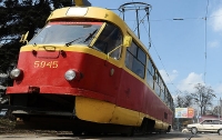 Трамвай в Киеве около 30 метров тянул за собой пассажира