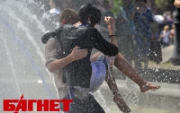 Выпускники разделись, плавают в фонтанах и смотрят на алкоголь (ФОТО)