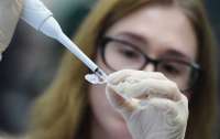 Франция начала испытания новой вакцины от COVID-19