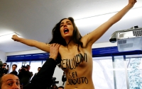Активистка Femen попыталась помешать Берлускони проголосовать