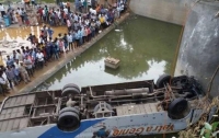 В Индии автобус упал в реку, десять человек погибли