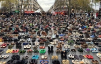 В центр Парижа горожане вынесли тысячи ботинок (ВИДЕО)