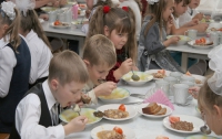 Киевских школьников кормят некачественными продуктами