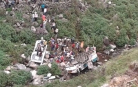 В Индии пассажирский автобус упал в пропасть, 44 погибших