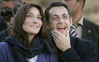 Николя Саркози и Карла Бруни наслаждаются прогулкой по Парижу (ФОТО)