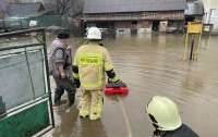 В Закарпатской обл. из-за сильных дождей начались наводнения, затоплены дороги и домохозяйства