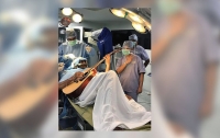 Пациент играл на гитаре во время операции на мозге