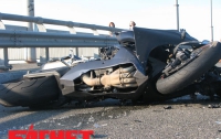 На Гаванском мосту в Киеве мотоциклист влетел в Ладу (ФОТО)