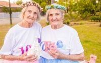 Бабушек-близнецов переодели в принцесс в честь их 100-летнего юбилея