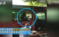 Китаянка залезла в окно автобуса и избила его водителя (видео)
