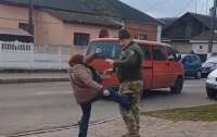 Очередной конфликт с ТЦК: на Ровненщине женщина избила военного из-за родственника