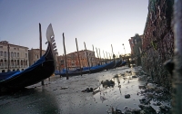 В Венеции знаменитые каналы превратились в грязные ручьи