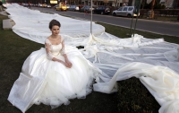 Над Бухарестом развевался 3-километровый шлейф свадебного платья (ФОТО)