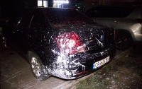 В Киеве полураздетый мужчина в крови бил стекла машин