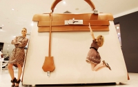 В лондонском универмаге Selfridges установили гигантскую сумку Hermes